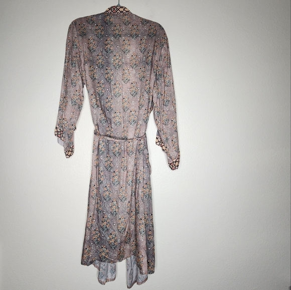 World Market Robe OS - Picture 3 of 4